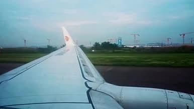 4k实拍飞机滑行空中飞行窗外风景空镜视频的预览图